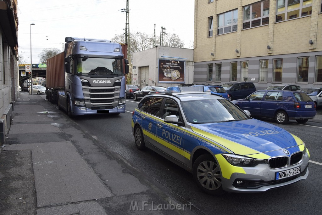 LKW gegen Bruecke wegen Rettungsgasse Koeln Muelheim P07.JPG - Miklos Laubert